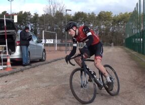 Cyclo-Cross de DAIX : Mathieu PERROUX 5ème, Pierre Fabien DAUVILLAIRE malchanceux.