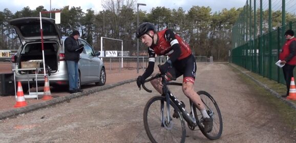 Cyclo-Cross de DAIX : Mathieu PERROUX 5ème, Pierre Fabien DAUVILLAIRE malchanceux.